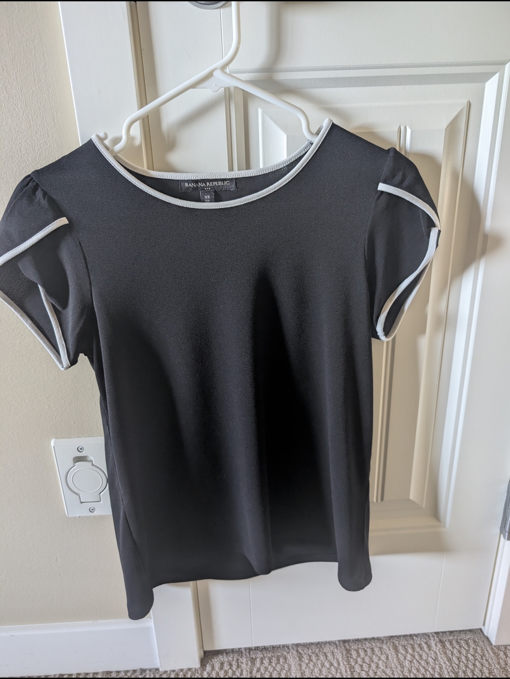 Banana Republic Black Short-Sleeve Tee with White Piping